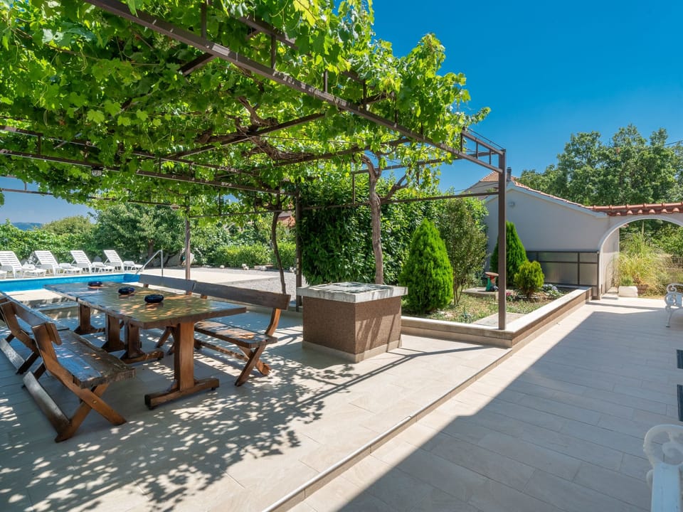 Schöne Villa in einem friedlichen und ruhigen Dorf Vacation rental in Split-Dalmatia County