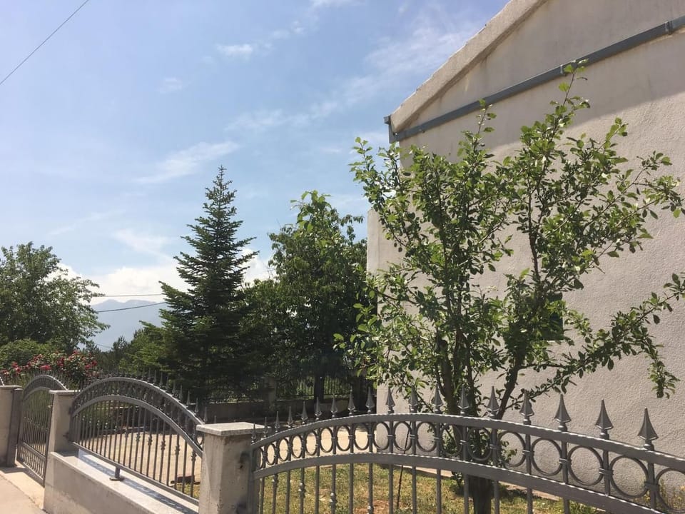 in Katuni mit privatem Parkplatz Vacation rental in Split-Dalmatia County