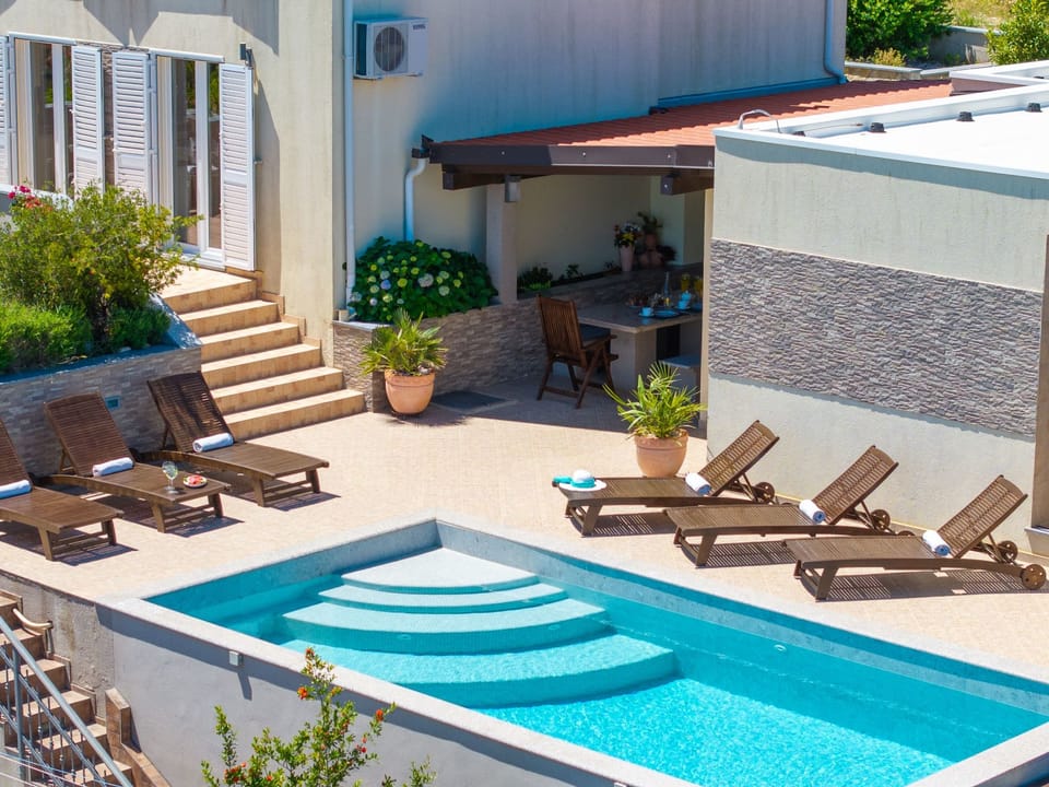 Vila Vita - 200m vom Strand mit beheiztem Pool Vacation rental in Split-Dalmatia County