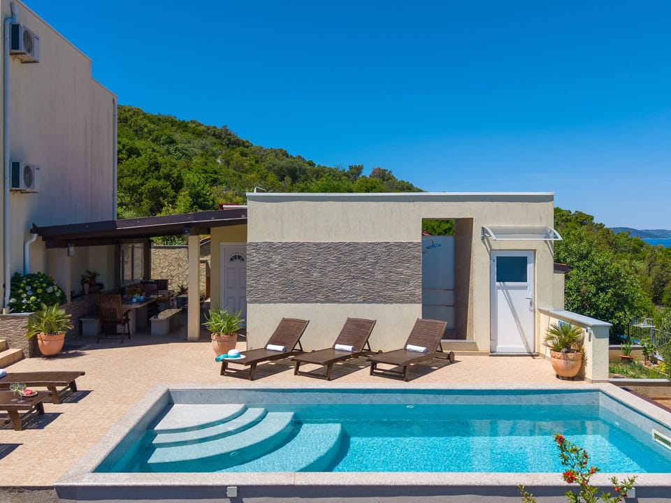 Vila Vita - 200m vom Strand mit beheiztem Pool Vacation rental in Split-Dalmatia County