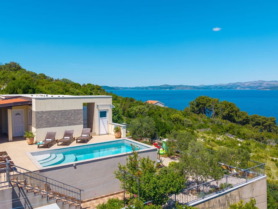 Vila Vita - 200m vom Strand mit beheiztem Pool Vacation rental in Split-Dalmatia County