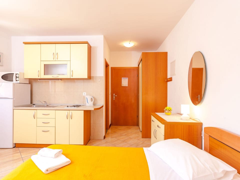 Studio im Erdgeschoss für zwei Personen mit einer Terrasse Apartment in Brela