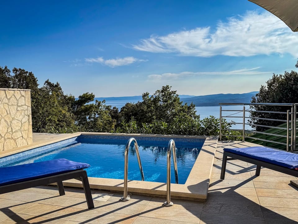 Günstiges Ferienhaus mit Pool und Meerblick Vacation rental in Baška Voda