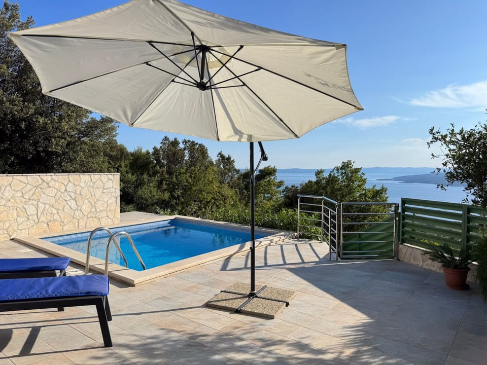 Günstiges Ferienhaus mit Pool und Meerblick Vacation rental in Baška Voda