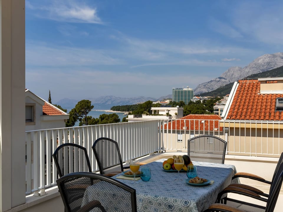 Penthouse Nikolina-50m to beach Apartment in Makarska