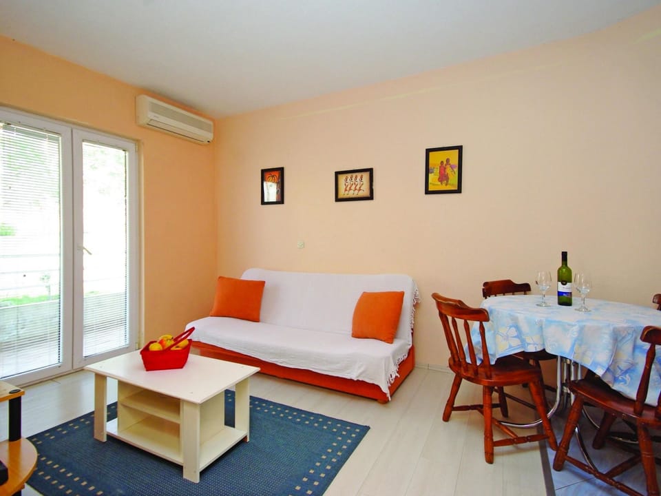 für vier Personen Apartment in Makarska