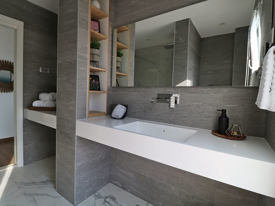 Moderne Villa mit Infinity-Pool im Bergdorf Veliko Brdo Vacation rental in Makarska