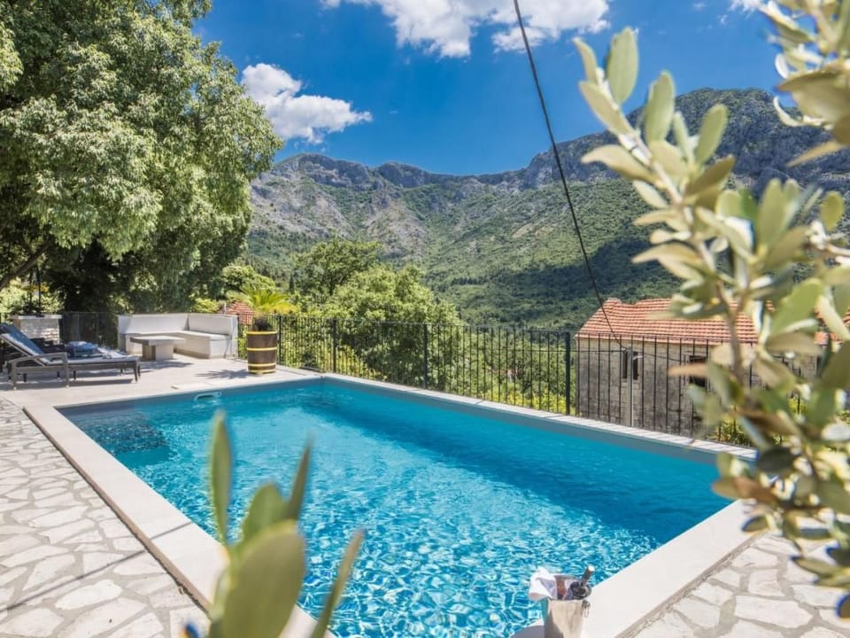 Schönes Steinhaus mit beheiztem Pool, Terrasse m Vacation rental in Dubrovnik-Neretva County