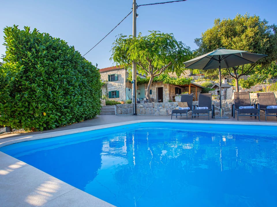 Großes Ferienhaus in Gornji Vinjani mit Pool Vacation rental in Split-Dalmatia County