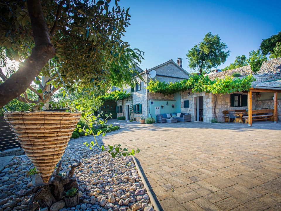 Großes Ferienhaus in Gornji Vinjani mit Pool Vacation rental in Split-Dalmatia County