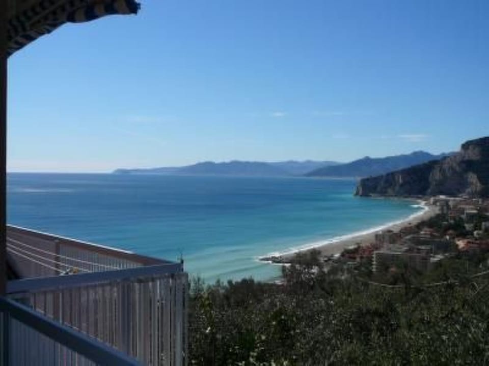 Wohnung mit Terrasse, Gemeinschaftspool und Aussicht Apartment in Finale Ligure
