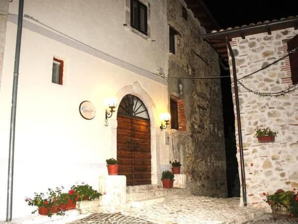 Unabhängige Wohnung, mitten im Grünen des Berges und des Sees, 80 km von Ost-Ro Apartment in Abruzzo