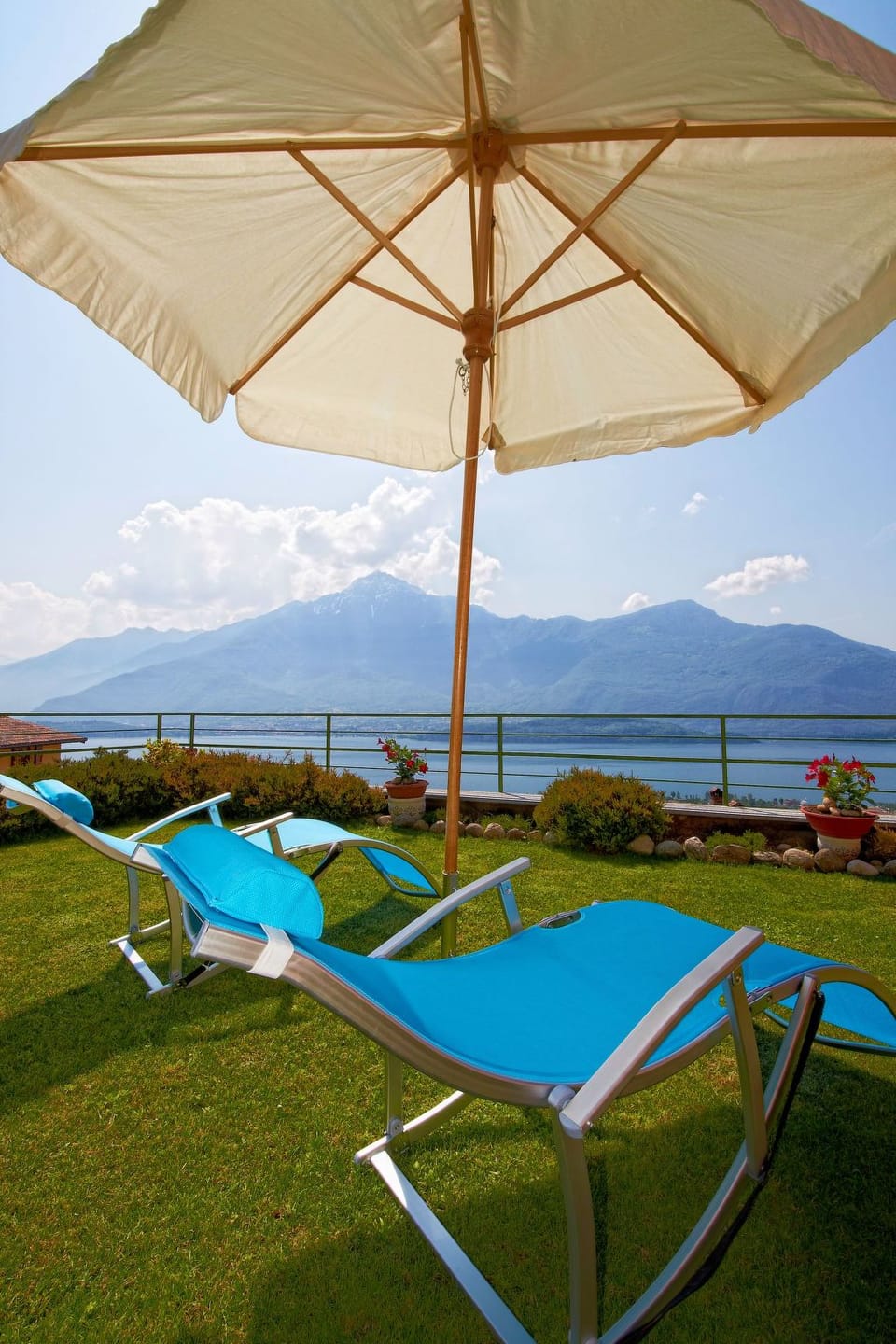 Türkisfarbenes Haus mit fantastischer Aussicht Apartment in Domaso
