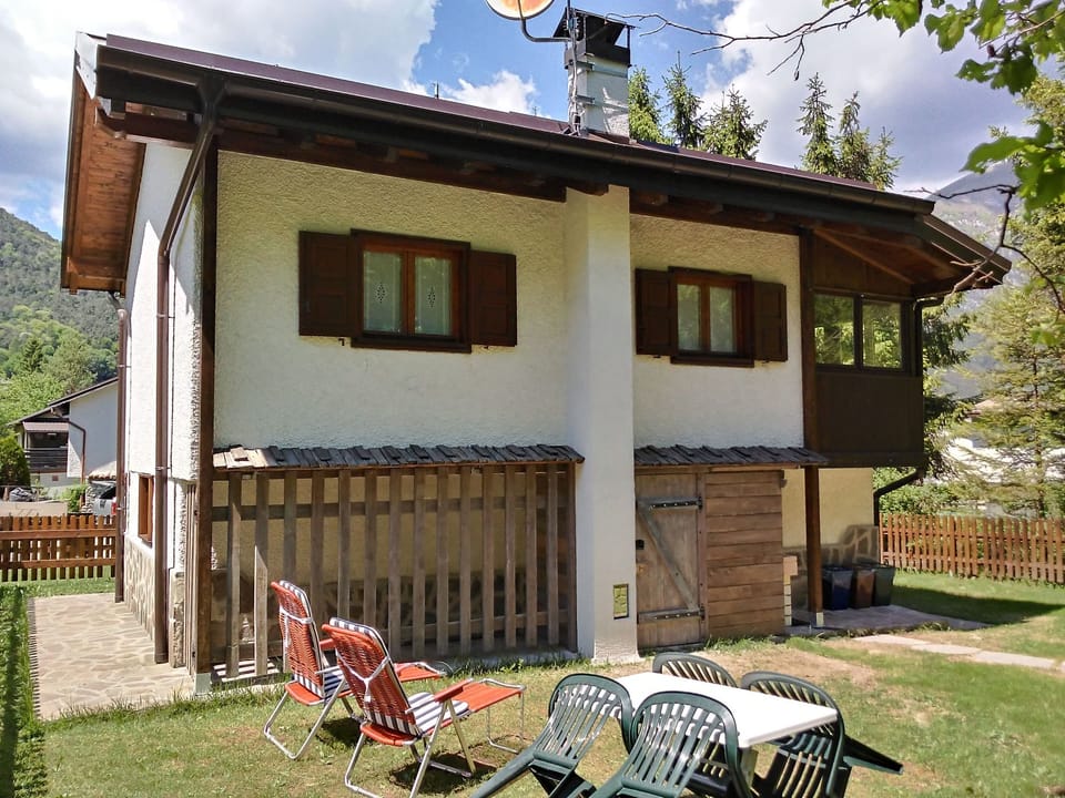 Freistehendes Haus mit privatem Garten Vacation rental in Ledro
