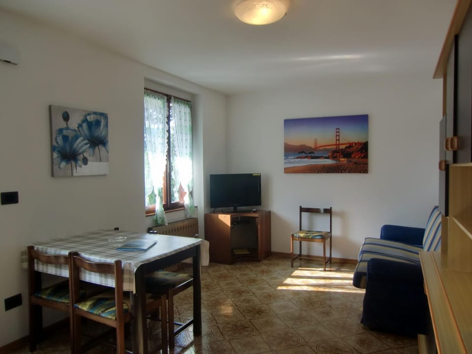 WOHNUNG IM ERDGESCHOSS MIT POSITION IM ÜBERBLICK Apartment in Ledro