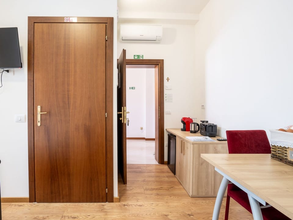 Zimmer mit Bad in einer Einrichtung mit Wellness-Center Vacation rental in Province of Brescia