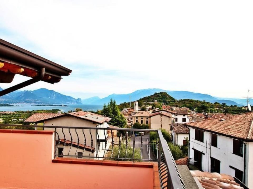 Wohnung in Solarolo mit privatem Parkplatz Apartment in Manerba del Garda