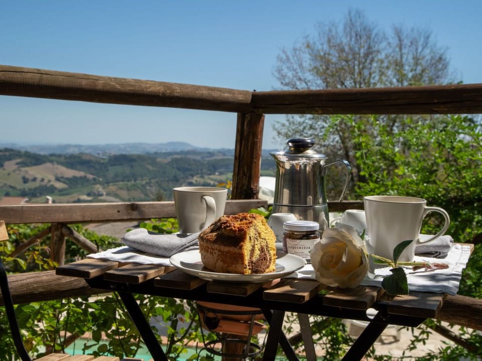 Villa mit privatem Pool in der Nähe des Dorfes Vacation rental in Marche