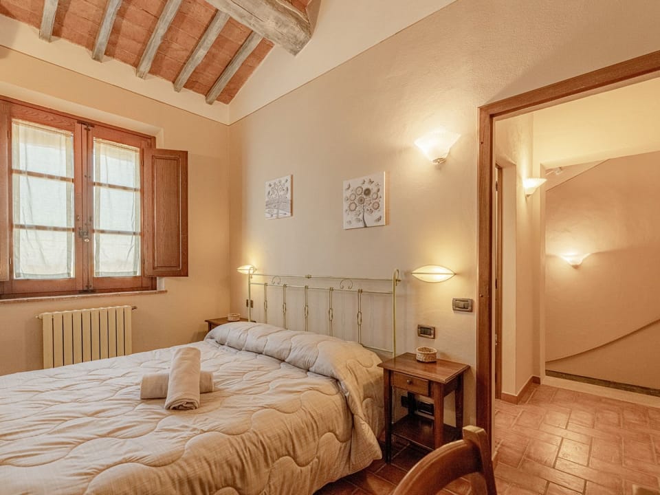 flach 'Girasole Sanguineto' Apartment in Tuscany
