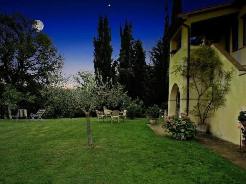Haus Claudia mit schönem Garten Apartment in Tuscany