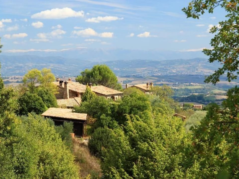 Studio mit Balkonblick ins bergige Grüne Apartment in Umbria