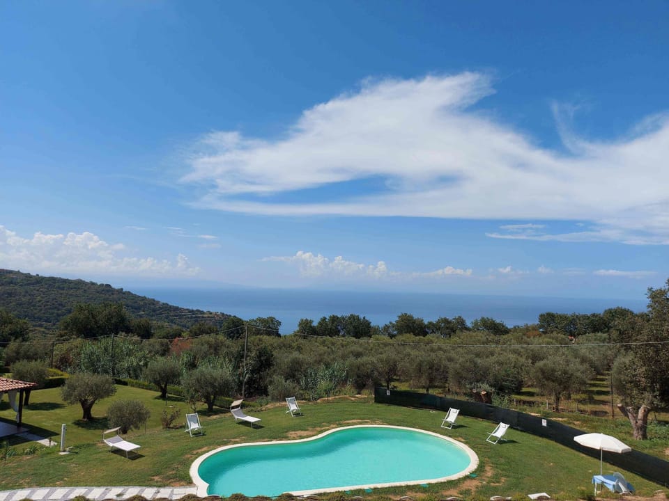 Villa im Grünen mit Schwimmbad und Meerblick Vacation rental in Calabria