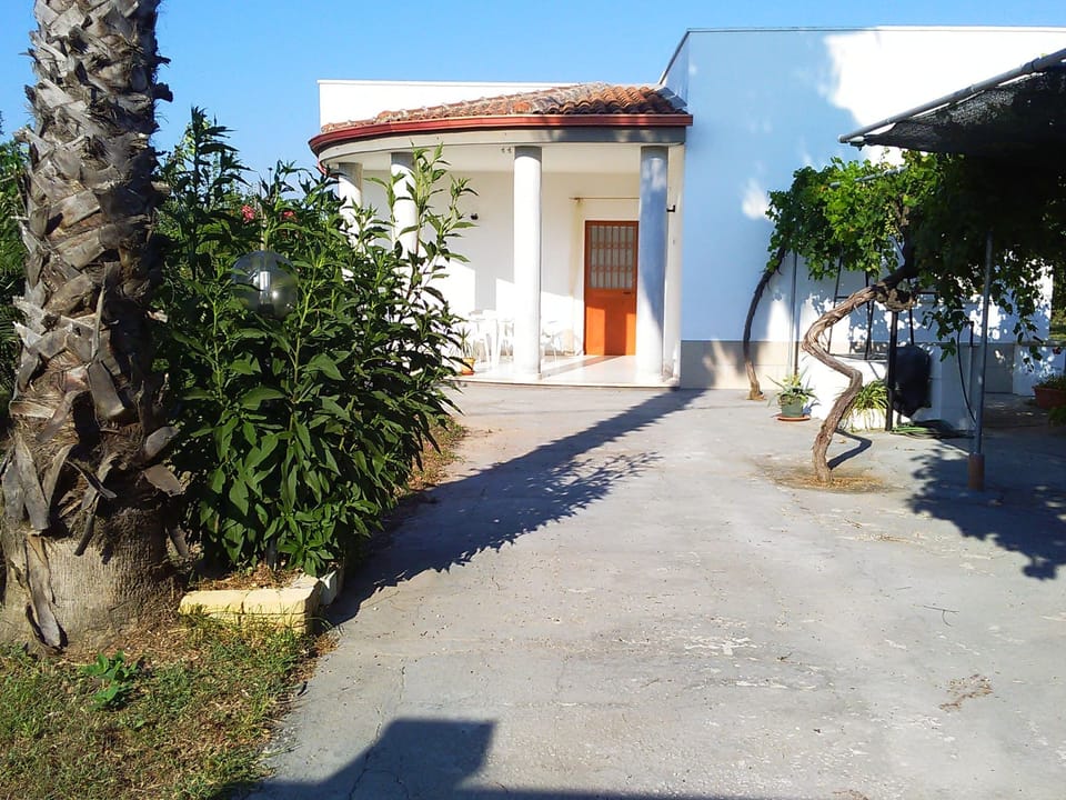 Kleine Villa mit geschlossenem Garten in Parabita Vacation rental in Apulia