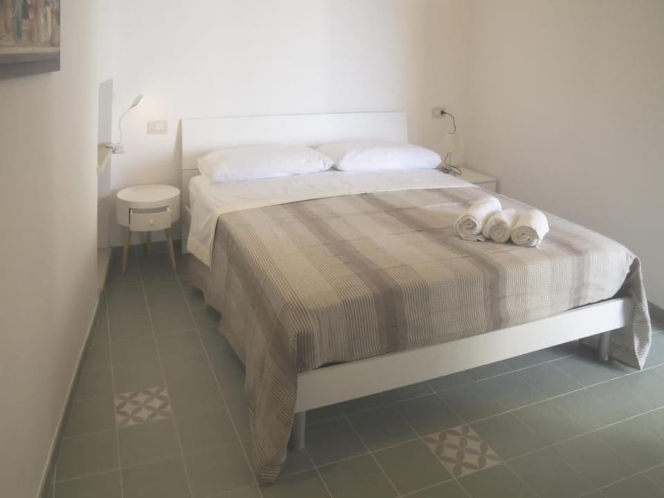 Grecale-Terrasse Apartment in Rodi Garganico