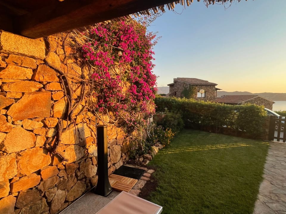 Blue Dawn. Eindrucksvolle Meersicht Coda Cavallo Apartment in Sardinia