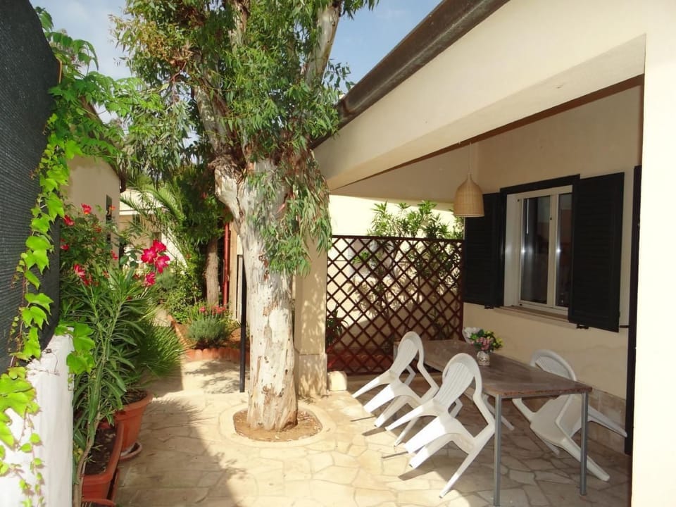 Schöner zentraler Bungalow direkt am Sandstrand auf Sizilien Vacation rental in Marina di Modica