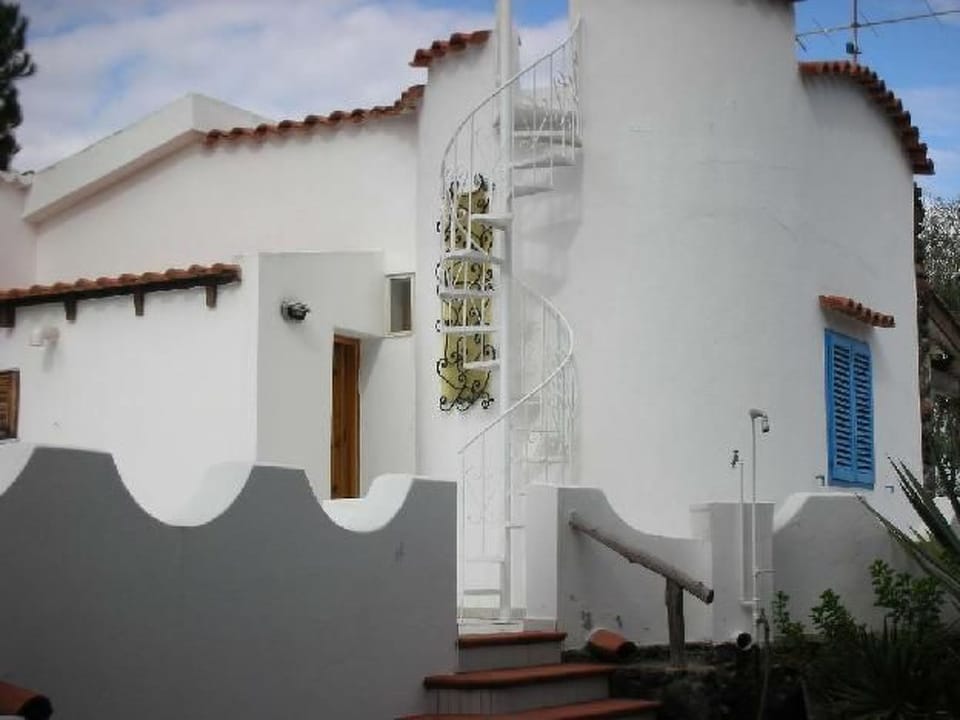 Villa Noir in Vulcanello Vacation rental in Sicily