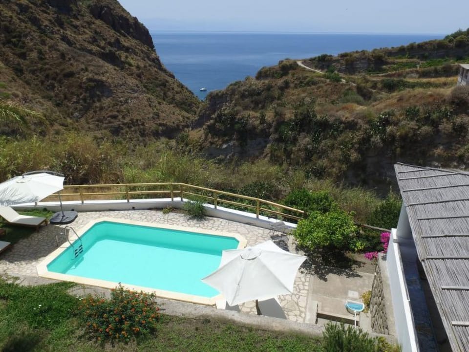 Ausgezeichnete Villa mit Schwimmbad, Panoramaterrassen Vacation rental in Lipari
