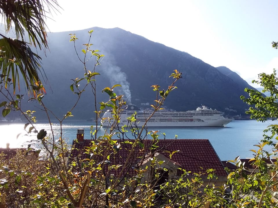 Ruhiger Ort im Herzen einer Bucht Apartment in Dobrota