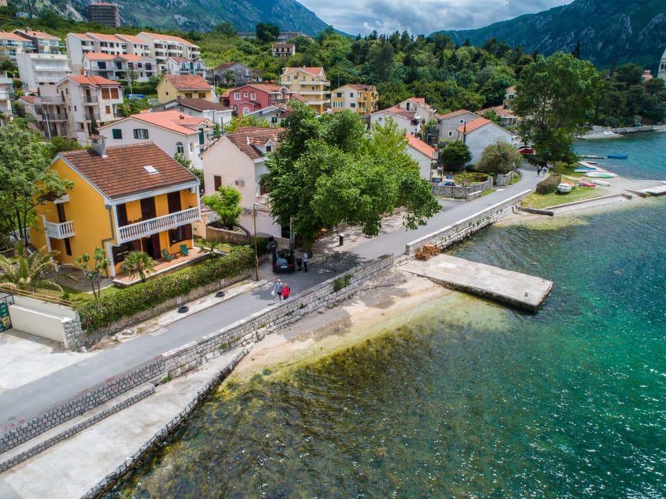 Familienfreundliche Wohnung direkt am Meer Apartment in Dobrota