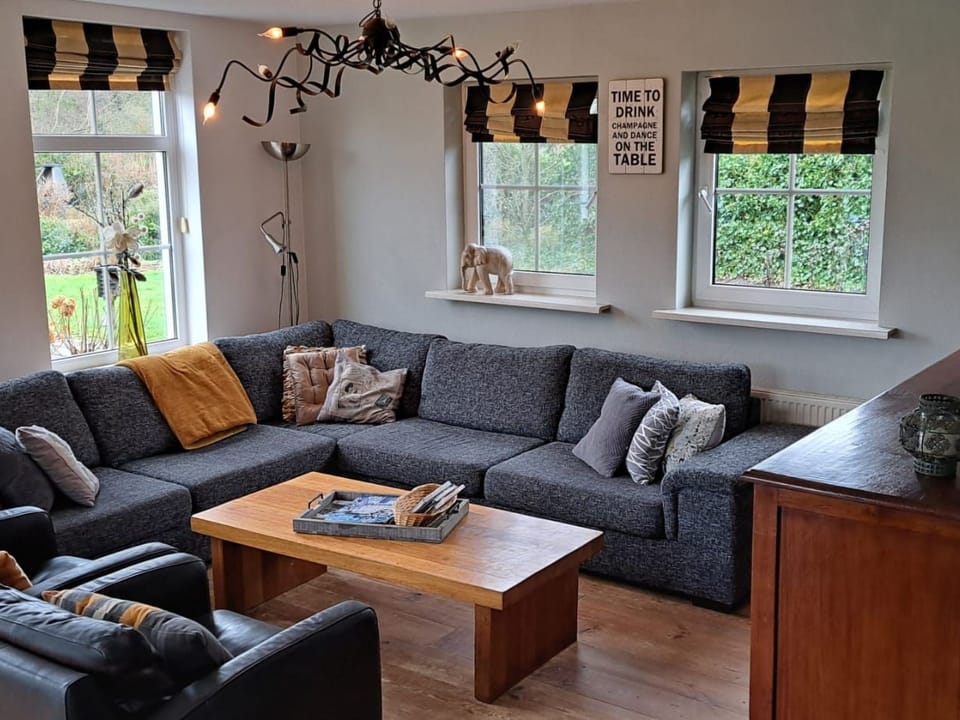 Ferienvilla mit Sauna und Whirlpool Vacation rental in Drenthe (province)
