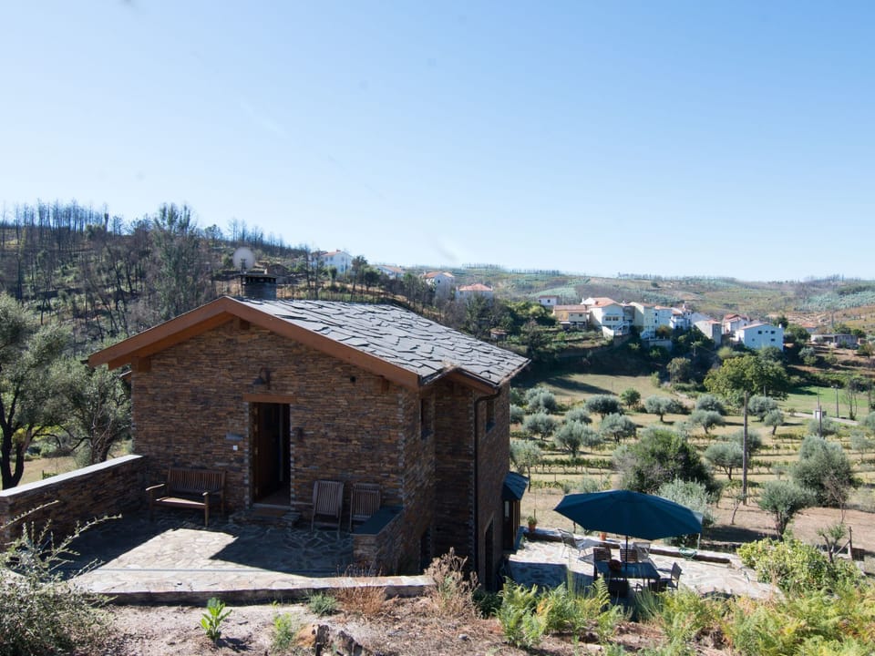 mit Sonnenterrasse und großem Garten Vacation rental in Coimbra District, Portugal