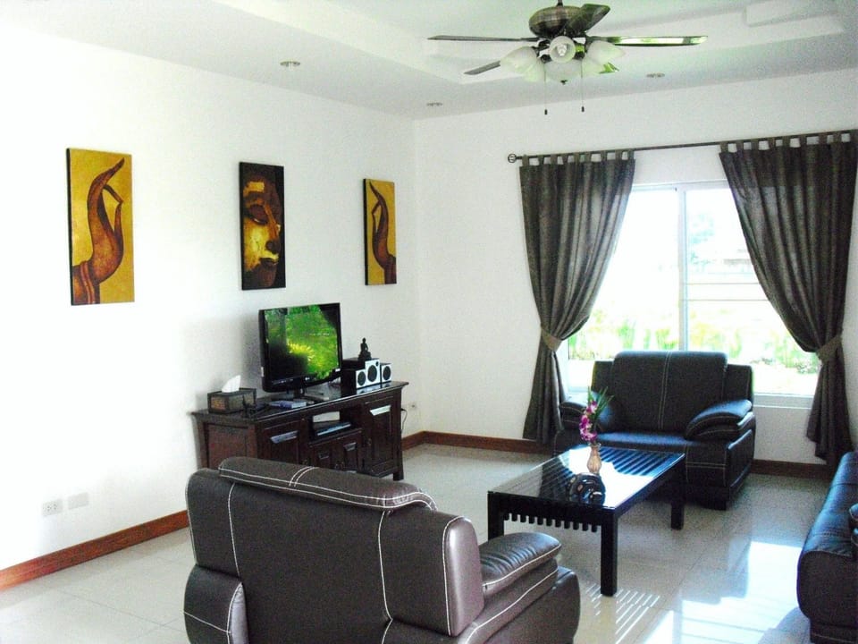 mit eigenem Pool Vacation rental in Phe