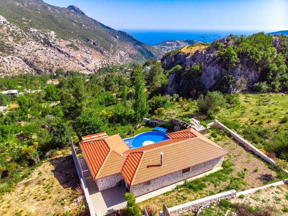 Rustikale Natursteinvilla mit Bergblick in Kalkan Vacation rental in Muğla Province