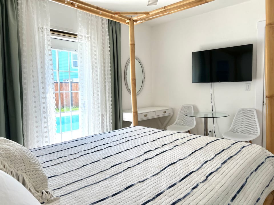 Ruhiges Zimmer mit tropischem Pool und Strandzugang Vacation rental in Gulfport