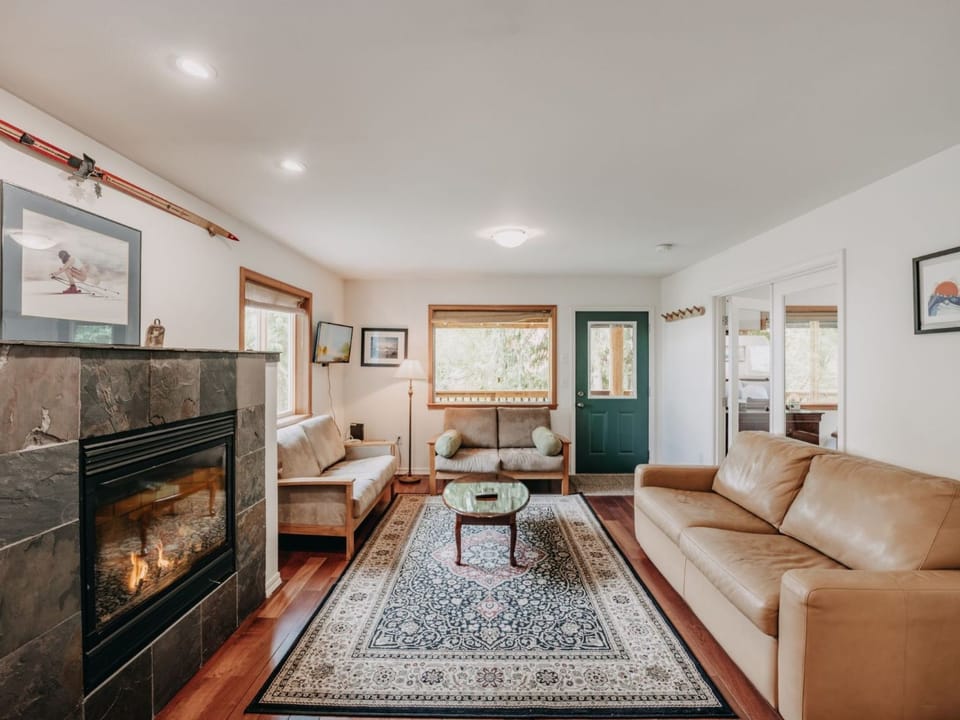 Hütte mit tollem Bergblick, Whirlpool und EVC Vacation rental in Glacier