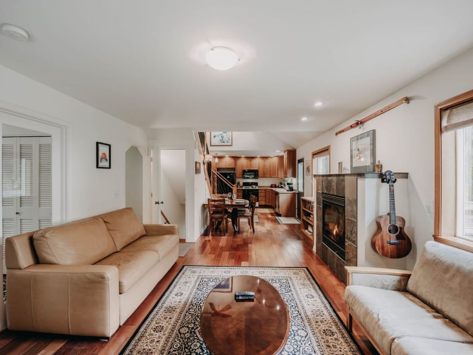 Hütte mit tollem Bergblick, Whirlpool und EVC Vacation rental in Glacier