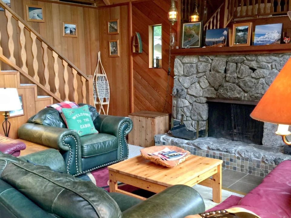Gemütliche Hütte mit Wi-Fi, Kamin und Whirlpool Vacation rental in Glacier