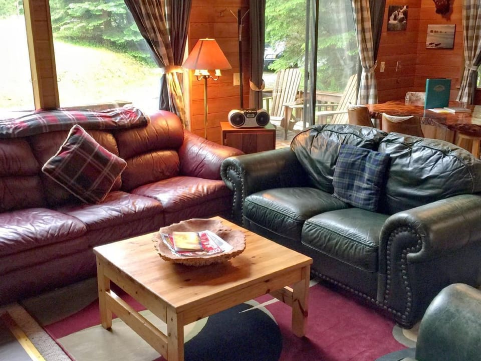 Gemütliche Hütte mit Wi-Fi, Kamin und Whirlpool Vacation rental in Glacier