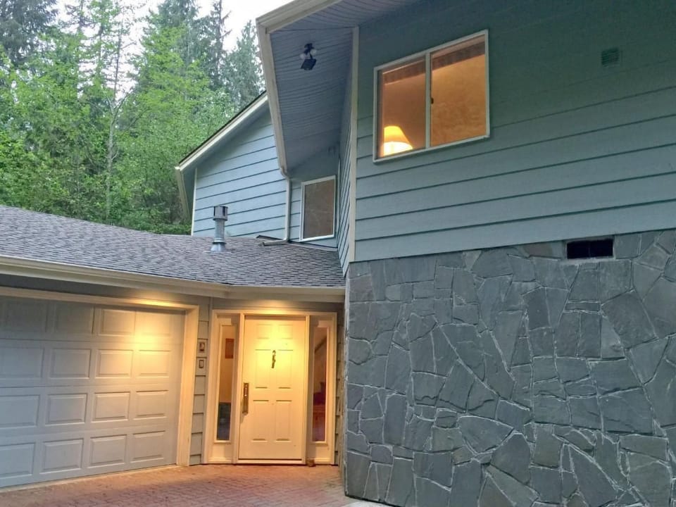 Benutzerdefinierte Hütte mit Whirlpool, Haustier Vacation rental in Glacier