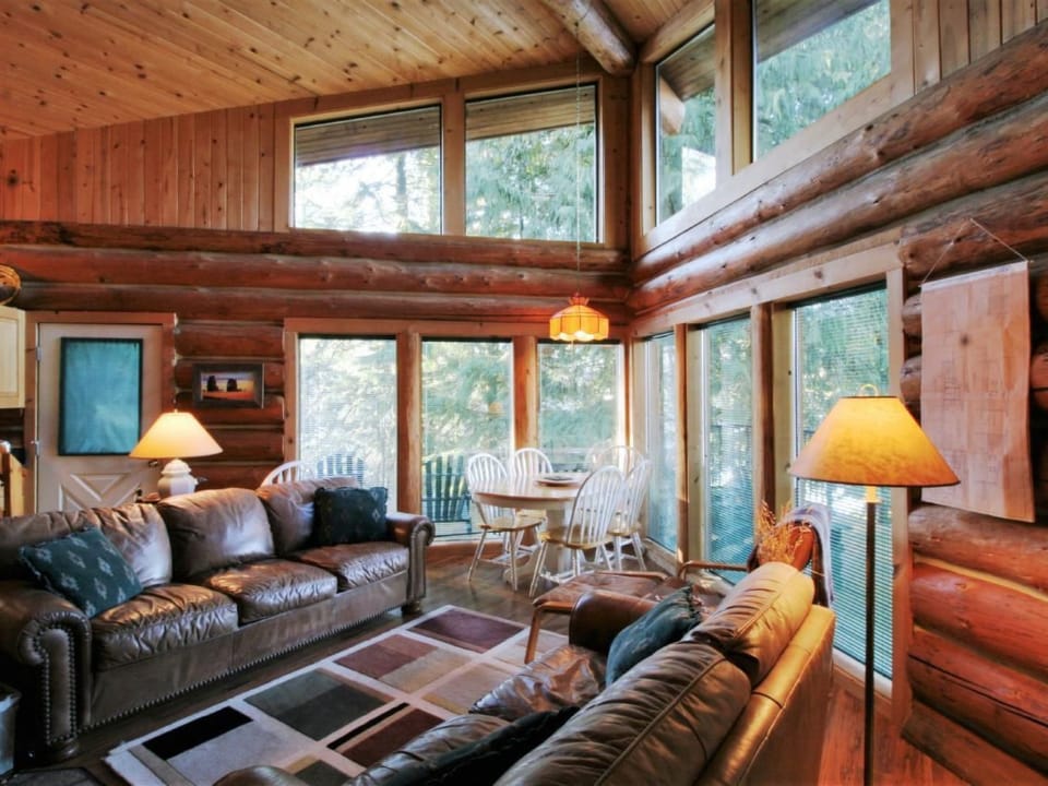 Lakeside Real Log Cabin mit privatem Dock, Haust Vacation rental in Washington