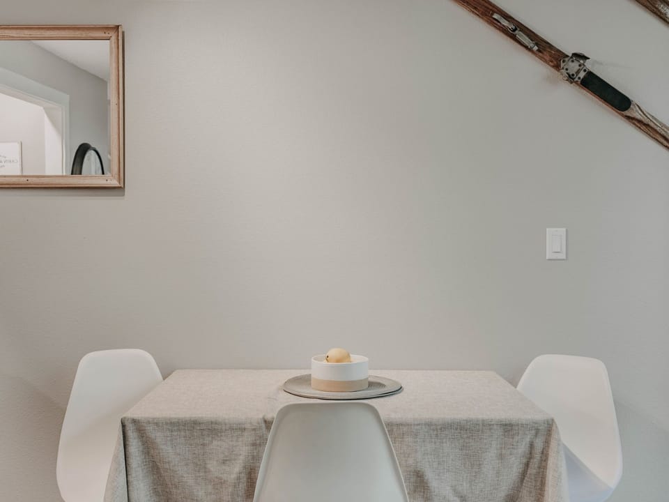 Eine renovierte 2-stöckige, 1-Schlafzimmer-Eigen Apartment in Glacier