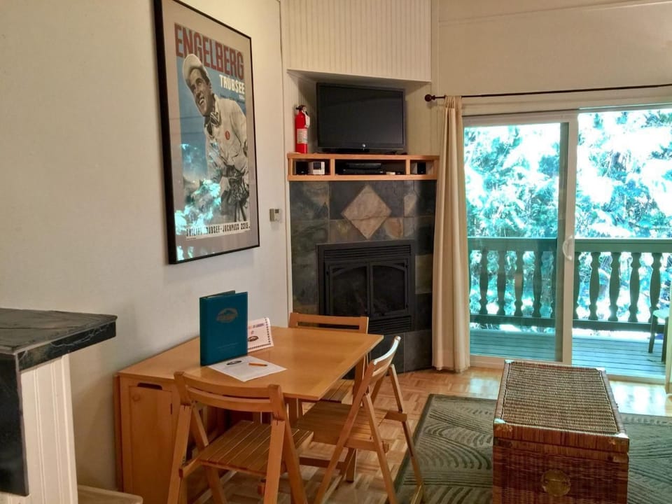 Tolle kleine Eigentumswohnung mit Kamin und Wi-F Apartment in Glacier