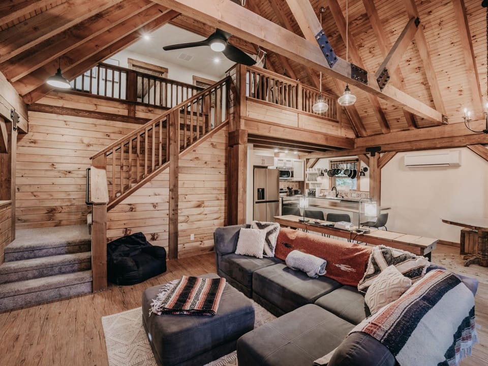 Neues modernes rustikales Haus mit AC, Whirlpool Vacation rental in Washington