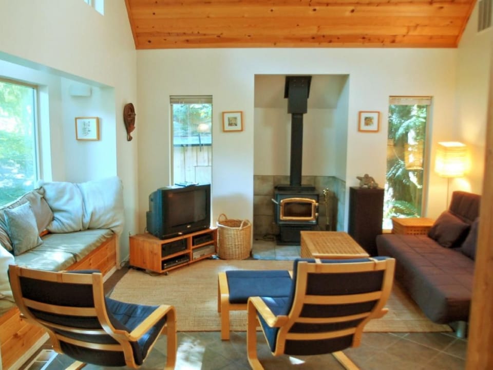 Hütte am Fluss mit Sauna, Whirlpool, Haustiere OK Vacation rental in Glacier