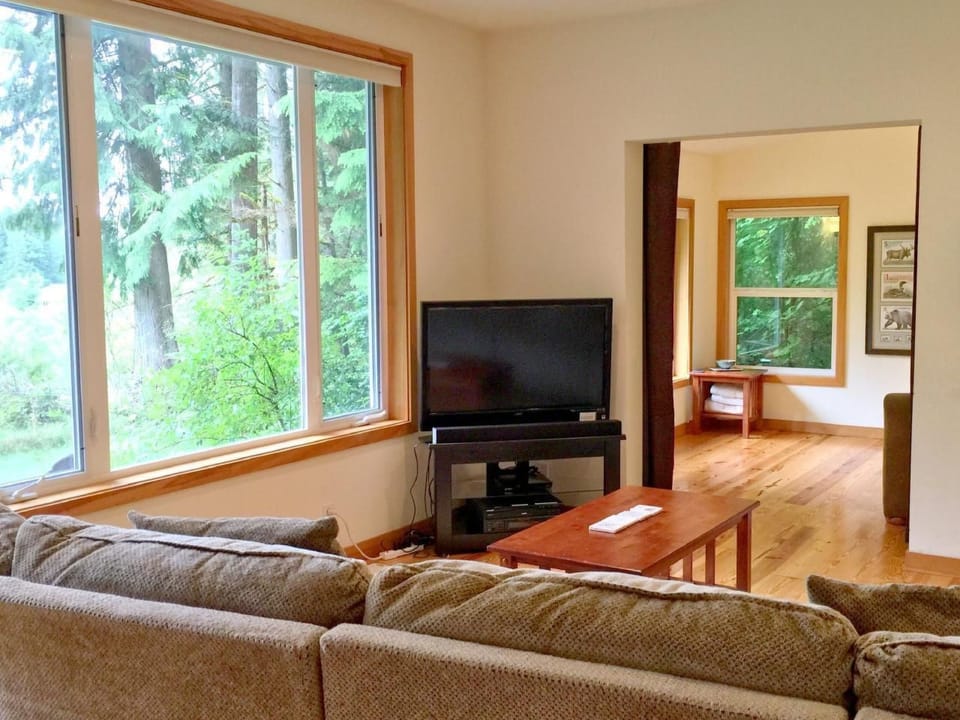Riverside Cabin mit Whirlpool und haustierfreundlich Vacation rental in Glacier